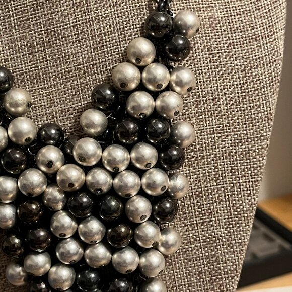 Gray Faux Pearl Bib Necklace set on Silvertone Chain, Gorgeous! - Picture 4 of 9